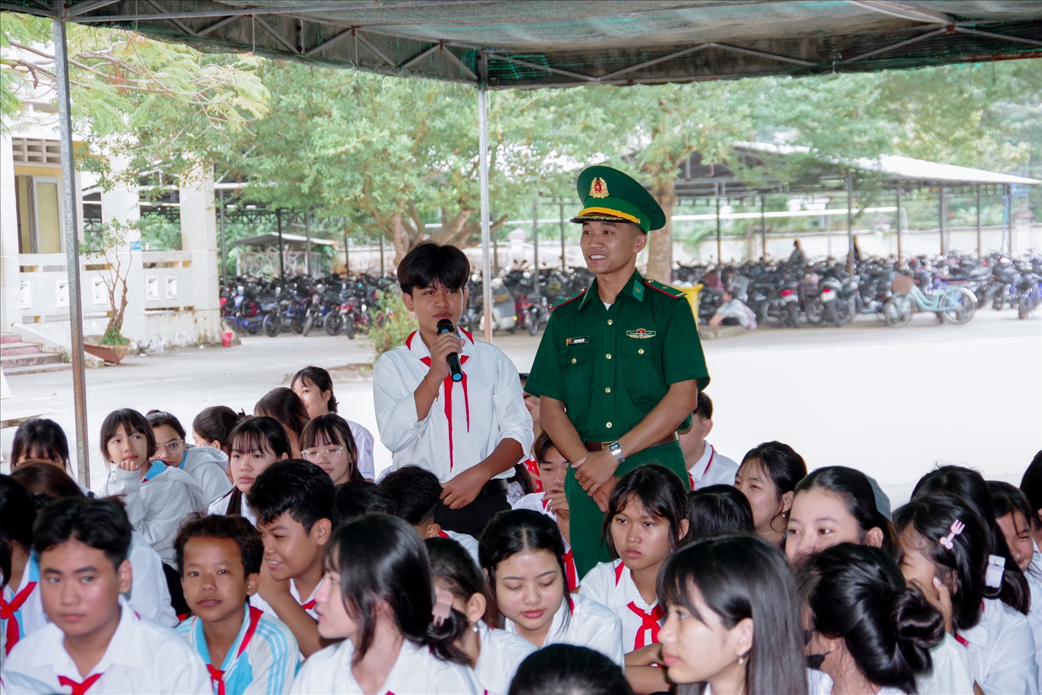 Tại buổi tuyên truyền các em học sinh được hỏi – đáp về cách nhận biết, tác hại của ma túy 