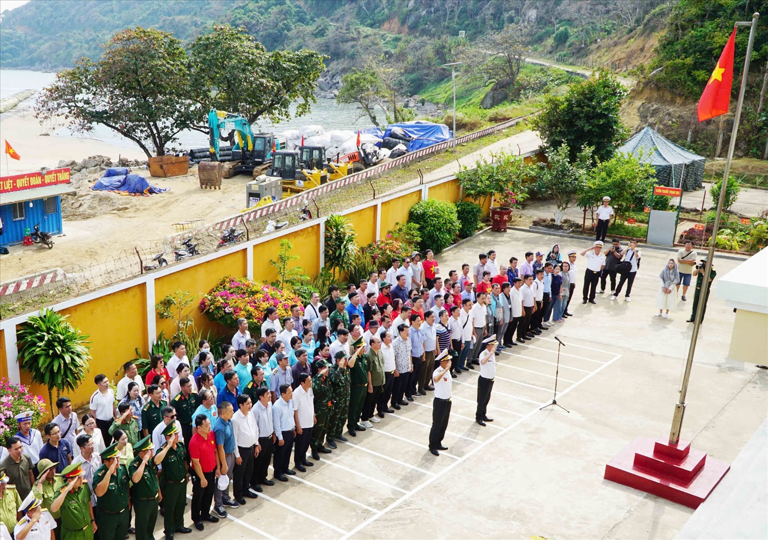 Đoàn công tác thăm, chúc Tết các lực lượng vũ trang vùng biển Tây Nam tham gia Lễ chào cờ 