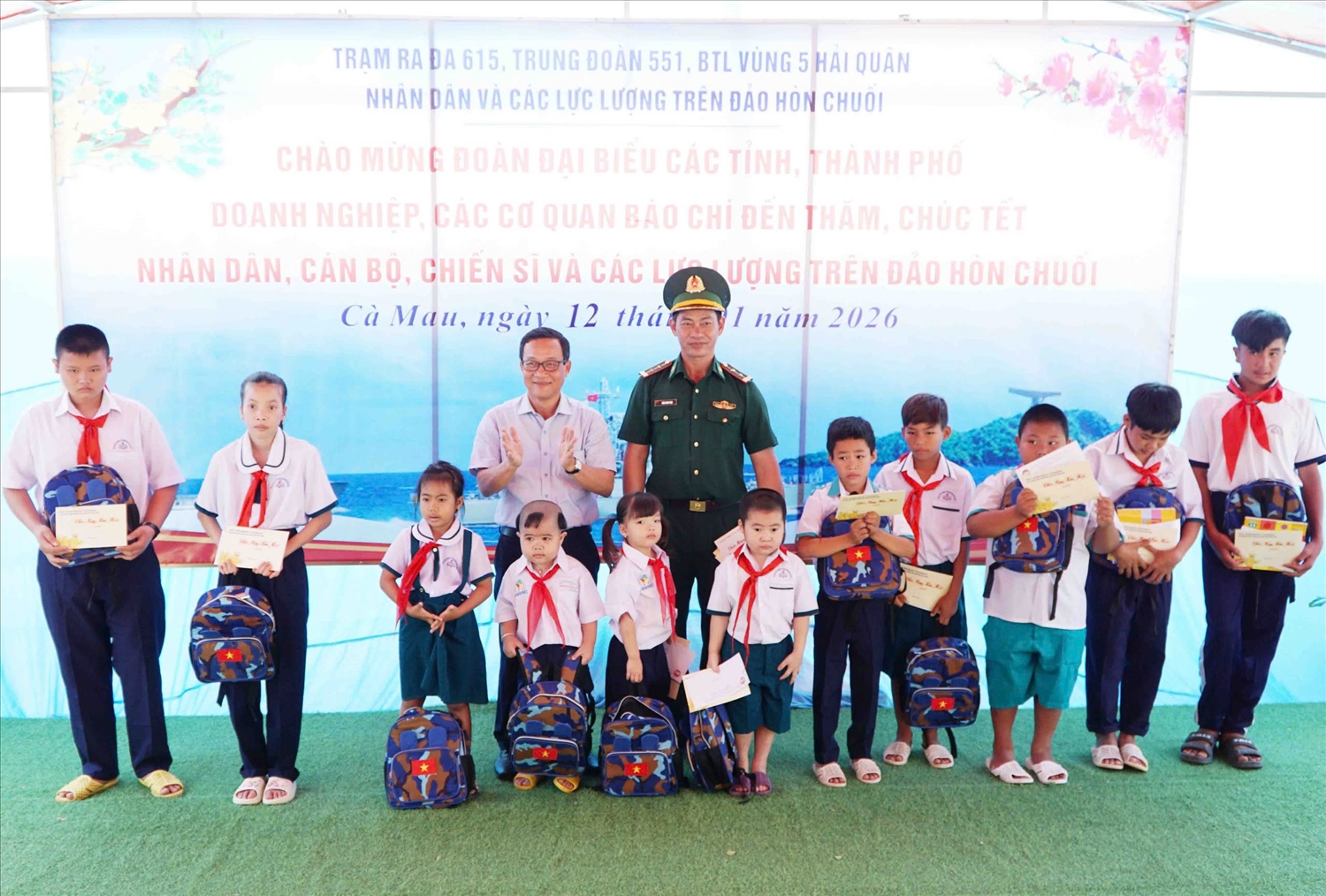 Ông Lý RôTha, Phó Chủ tịch HĐND TP. Cần Thơ trao quà đến thầy và trò lớp học tình thương 