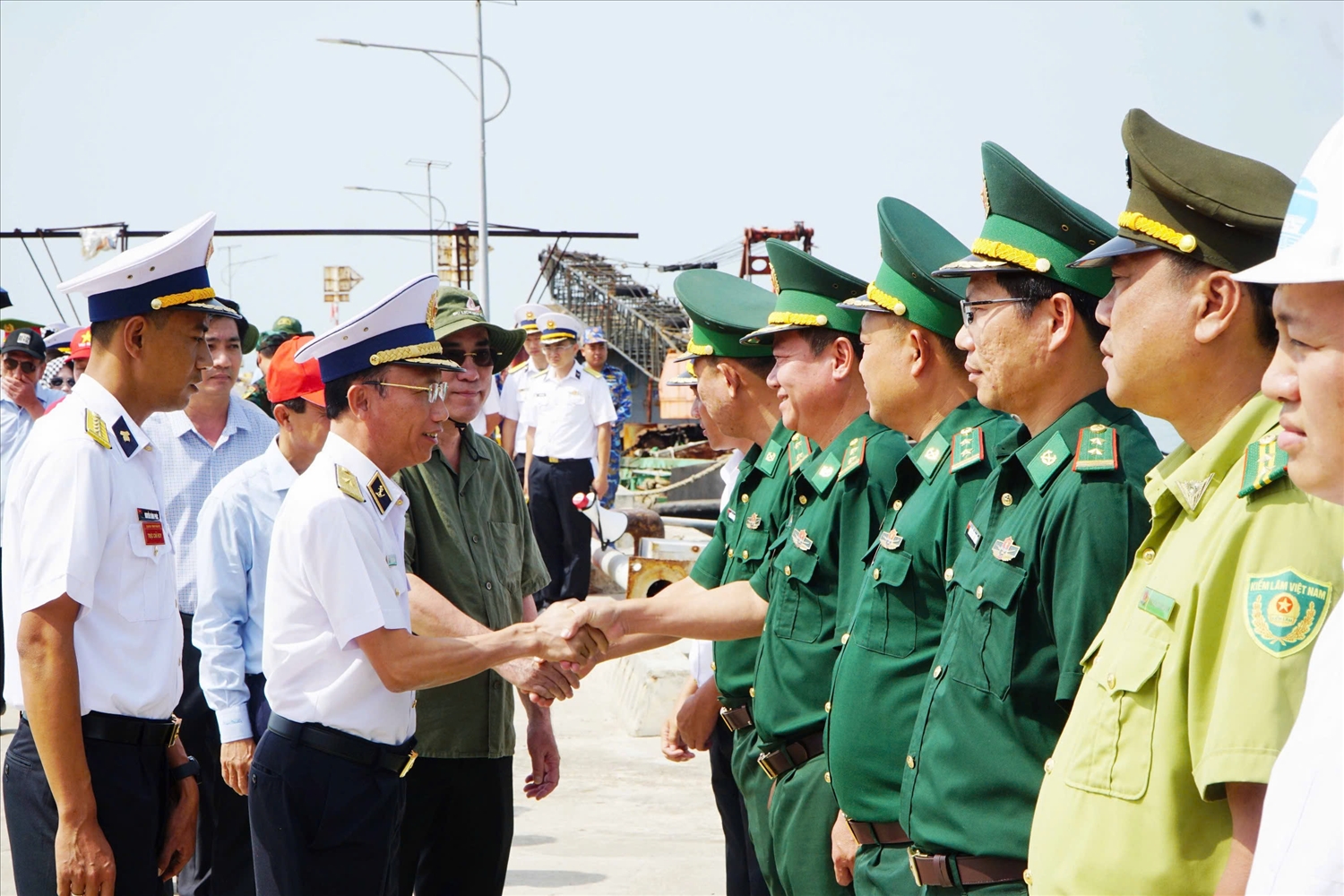Đoàn công tác thăm và chúc Tết lực lượng vũ trang trên đảo Hòn Khoai
