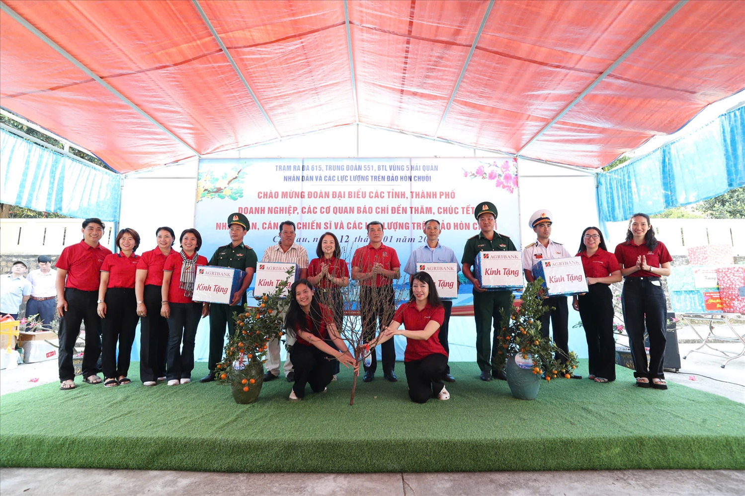 Đại diện Ngân hàng Agribank trao quà đến các lực lượng vũ trang và hộ gia đình sinh sống trên đảo Hòn Chuối 