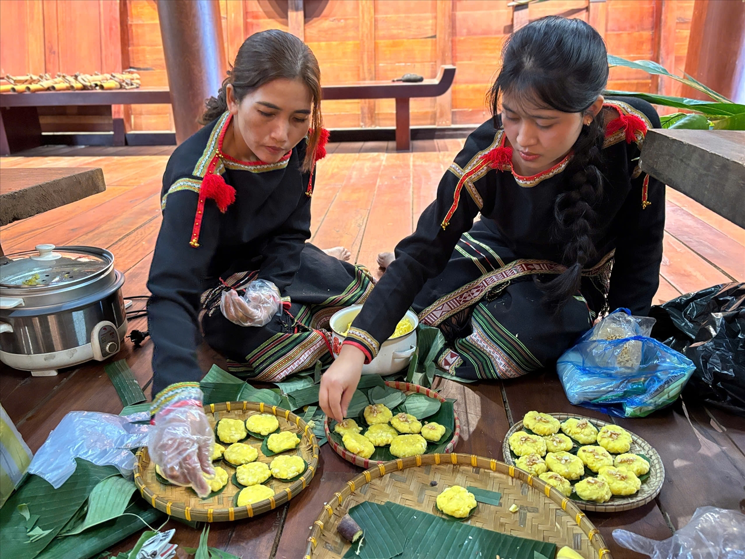 Các bạn nhỏ thích thú với nhạc cụ truyền thống