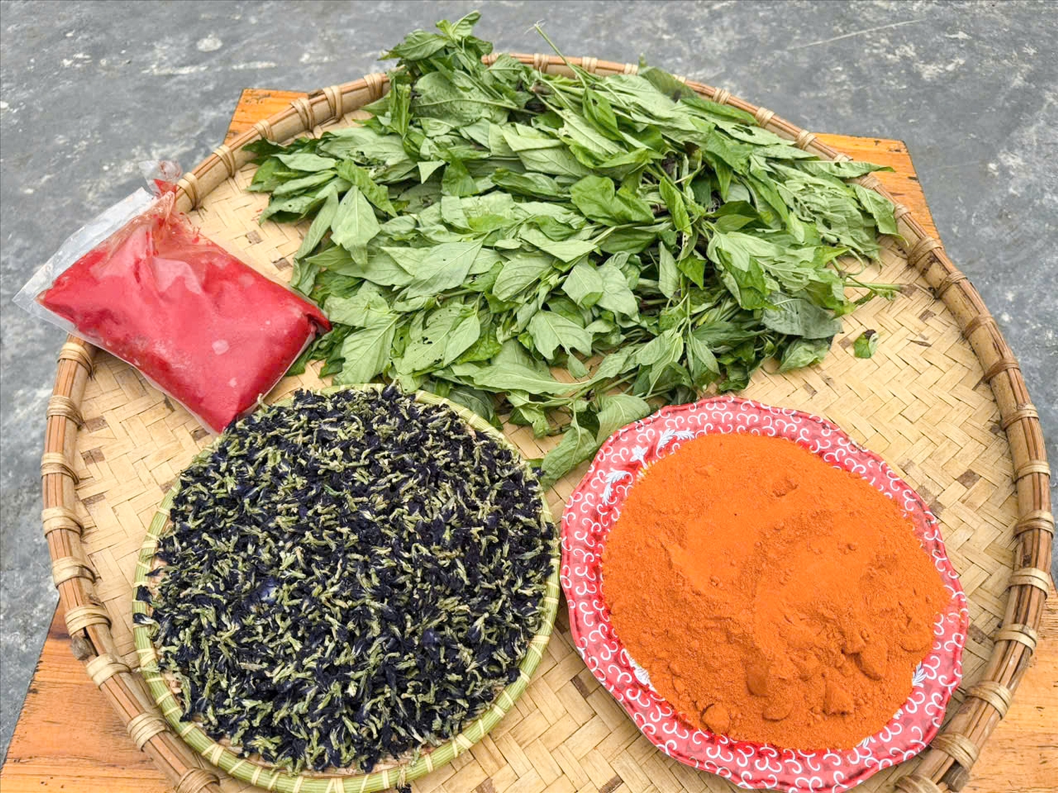 Không chỉ ngon miệng, bánh đá còn đẹp mắt nhờ sự khéo léo trong việc phối màu tự nhiên