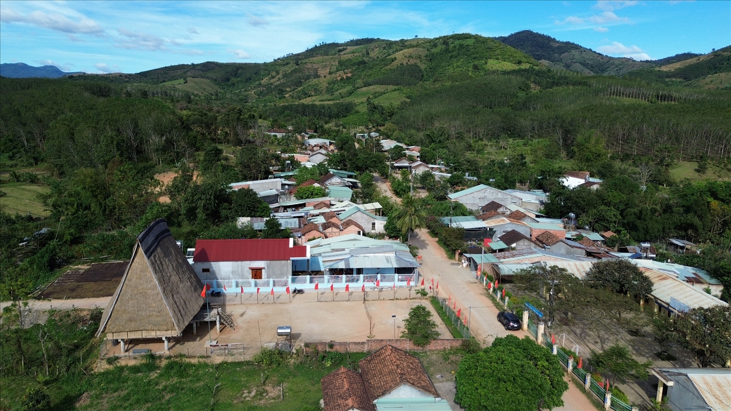 Vùng đồng bào DTTS xã Ngọk Réo đang từng ngày đổi thay, trong đó có sự đóng góp rất lớn của đội ngũ đảng viên ở các thôn, làng. (Ảnh: Ngọc Chí)