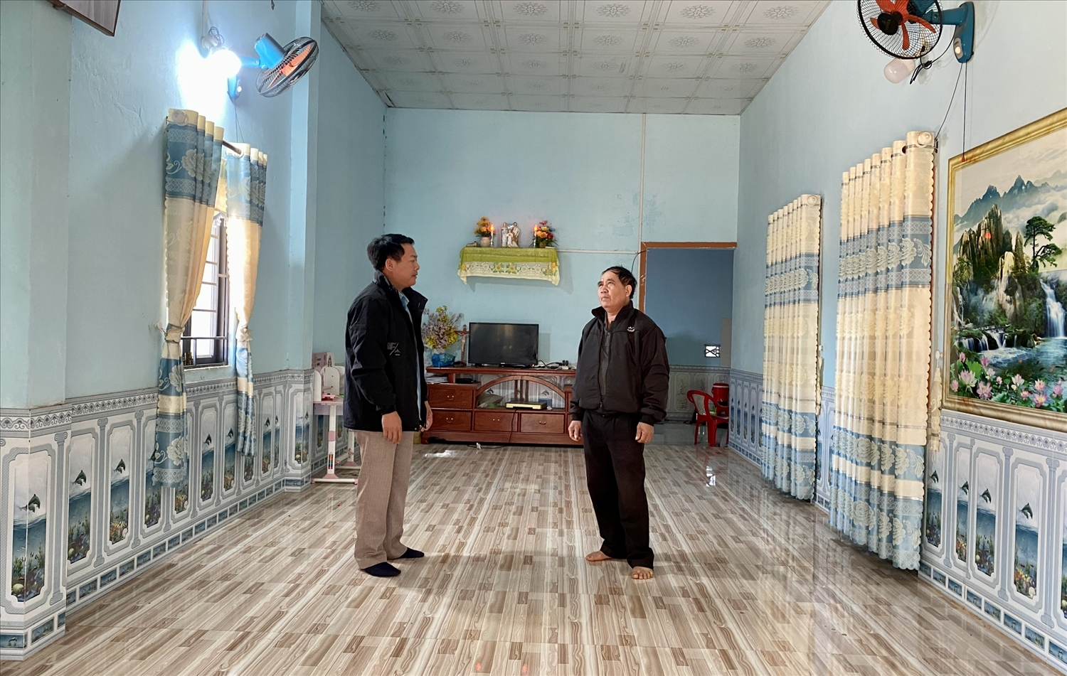 Ông A Brich (bên phải), Bí thư Chi bộ thôn Kon Jri không chỉ làm kinh tế giỏi, xây dựng nhà khang trang, mà còn giúp cho các hộ đồng bào DTTS trong thôn có cuộc sống ổn định nhờ trồng cây cà phê, cao su. (Ảnh: Ngọc Chí)