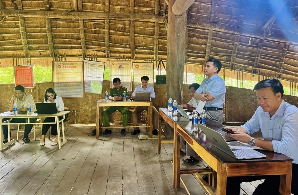 Ông A Tuân (đứng phát biểu), Bí thư Đảng ủy xã Ngọk Réo trong buổi đối thoại với Nhân dân thôn Kon Gu I. (Ảnh: Ngọc Chí)