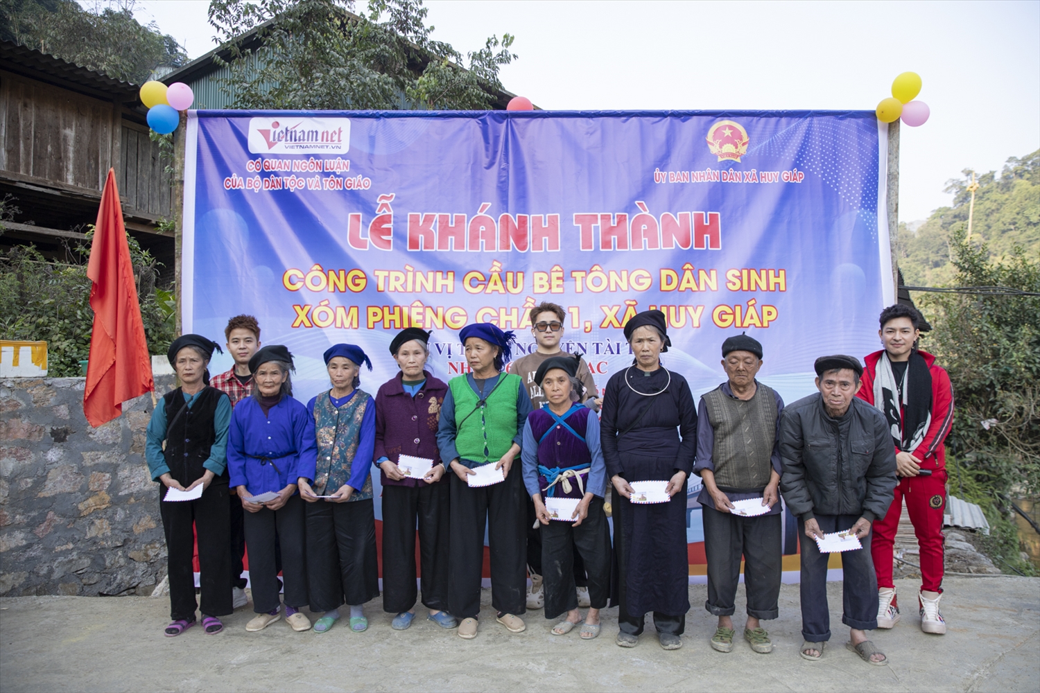 Tại buổi lễ, nhóm thiện nguyện đã trao 10 suất quà, mỗi suất trị giá 500 nghìn đồng cho các hộ có hoàn cảnh khó khăn tại xóm Phiêng Chầu 1 và công trình thắp sáng cầu bằng đèn năng lượng mặt trời trị giá 11 triệu đồng.