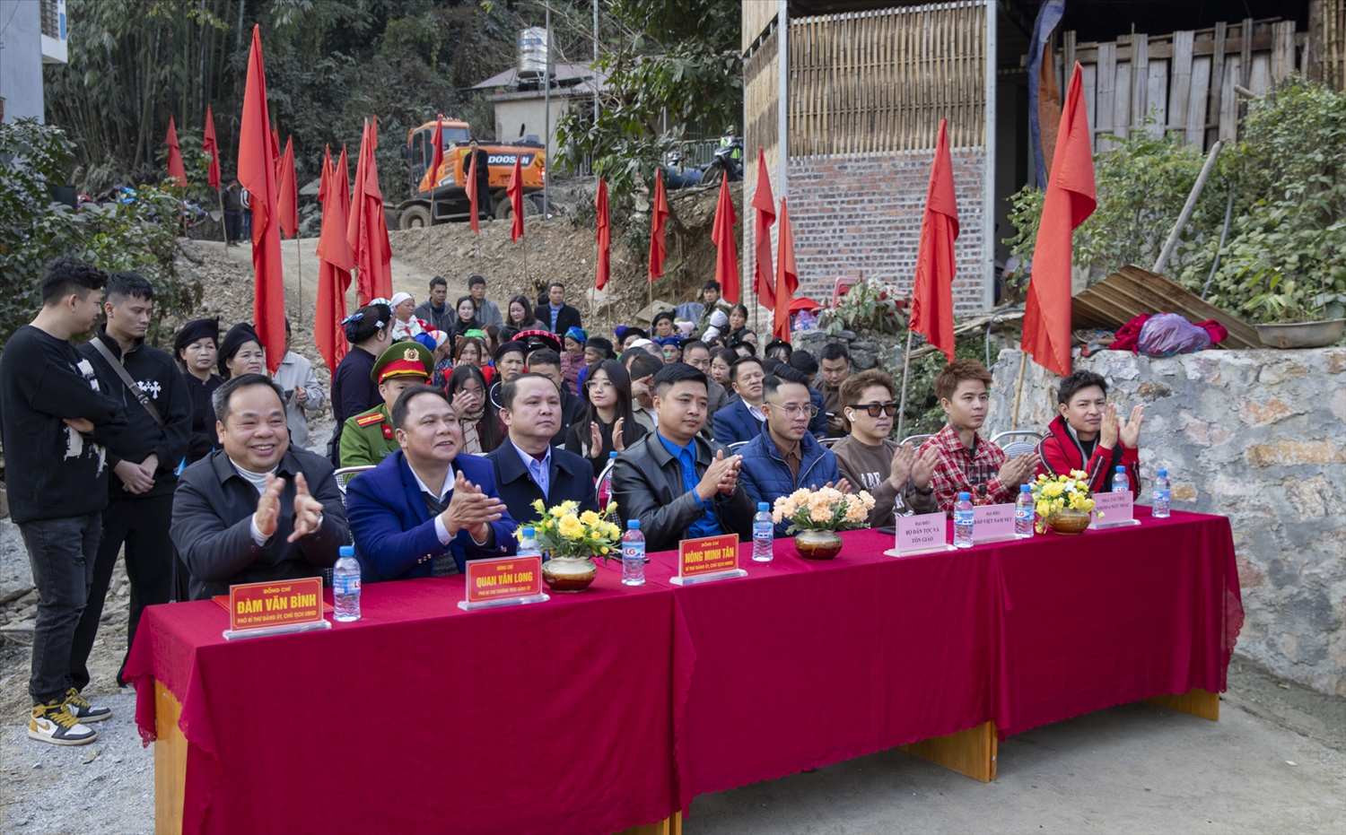 Các đại biểu cùng bà con nhân dân tham dự Lễ khởi công cầu dân sinh tại xóm Phiêng Chầu 1 (xã Huy Giáp, tỉnh Cao Bằng)