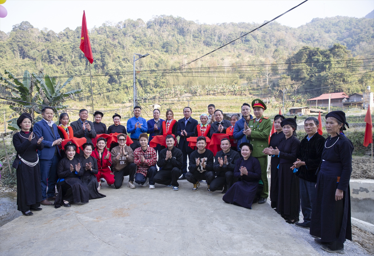 Các đại biểu cắt băng khánh thành cầu dân sinh tại xóm Phiêng Chầu 1