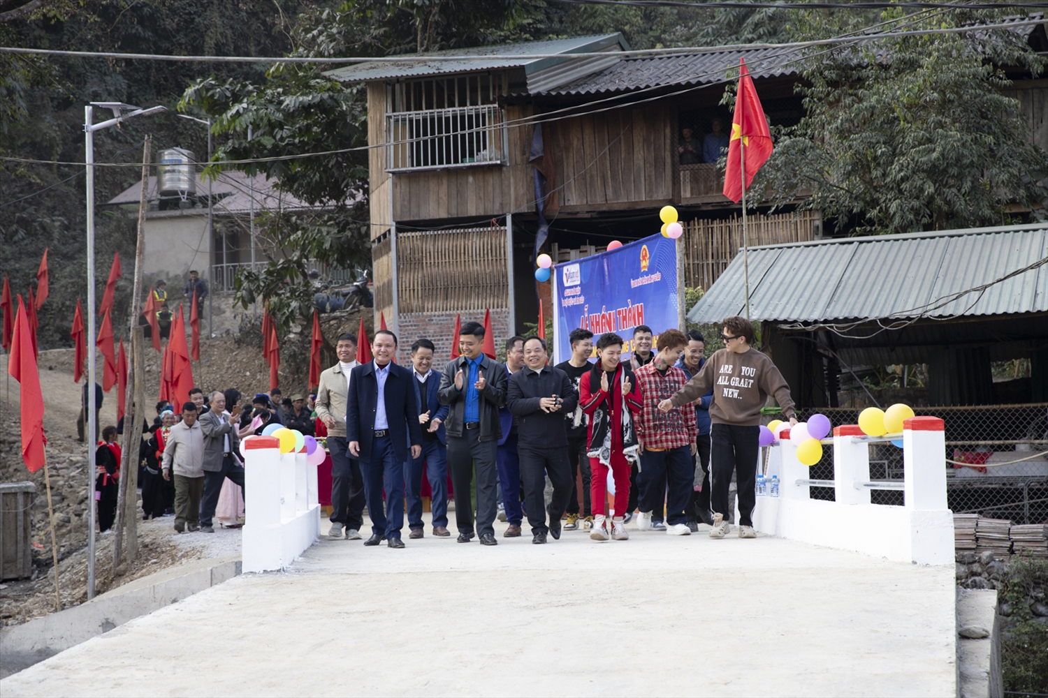 Các đại biểu cùng bà con nhân dân tham quan cây cầu sau khánh thành