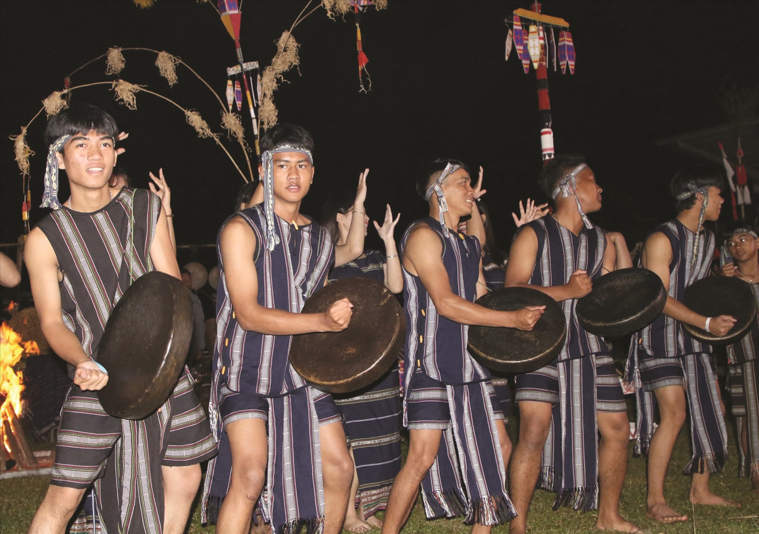 Thế hệ trẻ dân tộc Cơ Ho biểu diễn cồng chiêng. Ảnh Hà Hữu Nết