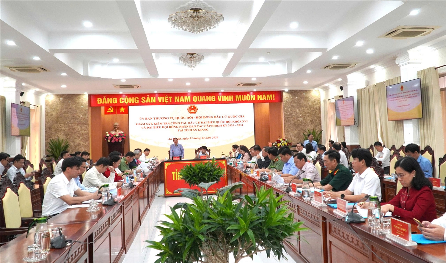 Quang cảnh buổi làm việc