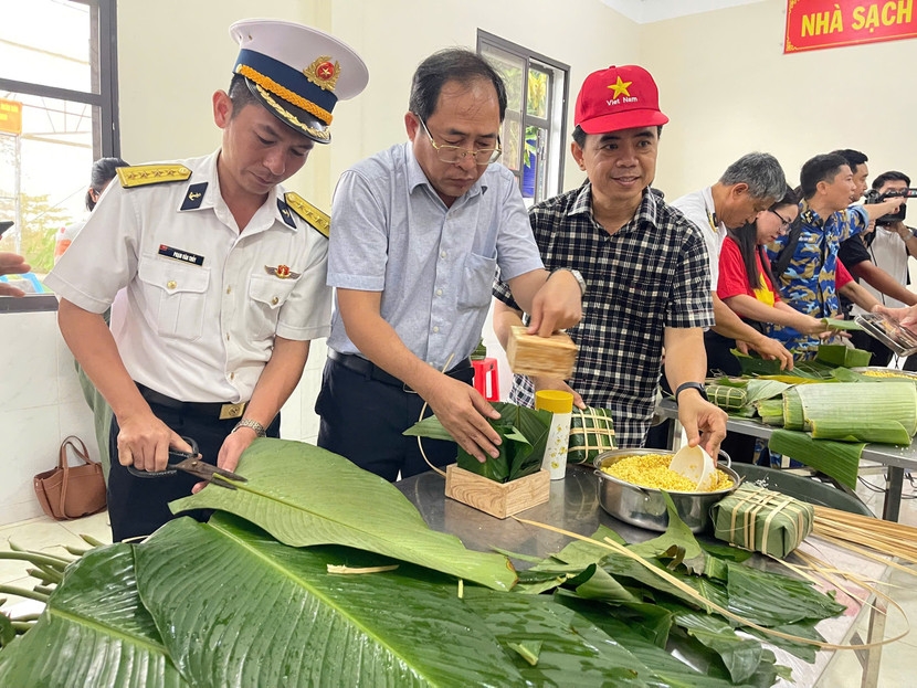 Các thành viên đoàn công tác tham gia gói bánh chưng cùng các bộ , chiến sĩ Vùng 5 Hải quân tại Trạm Radar 600 thuộc Trung đoàn 551