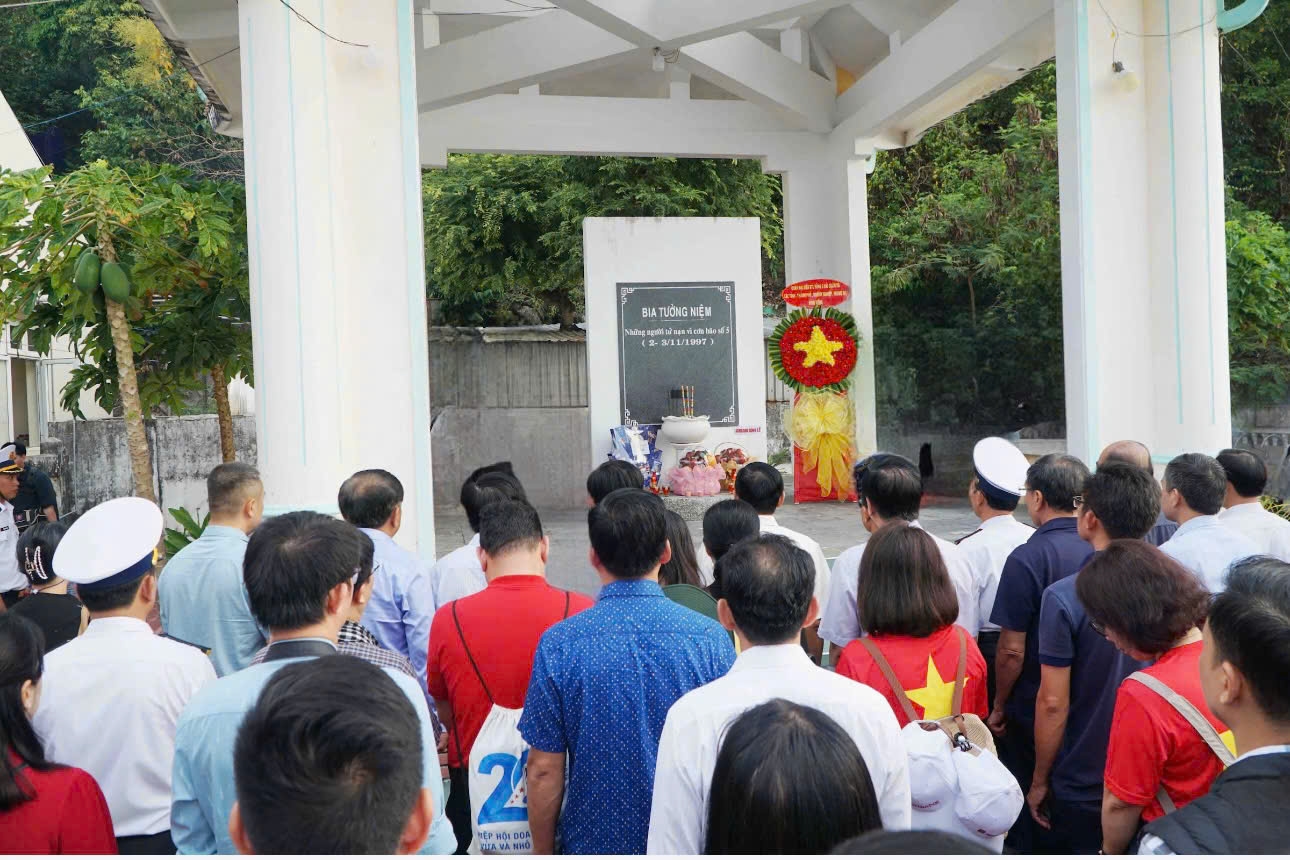 Đoàn công tác thấp hương tại đài tưởng niệm để tưởng nhớ ngư dân thiệt mạng trong cơn bão số 5 năm 1997