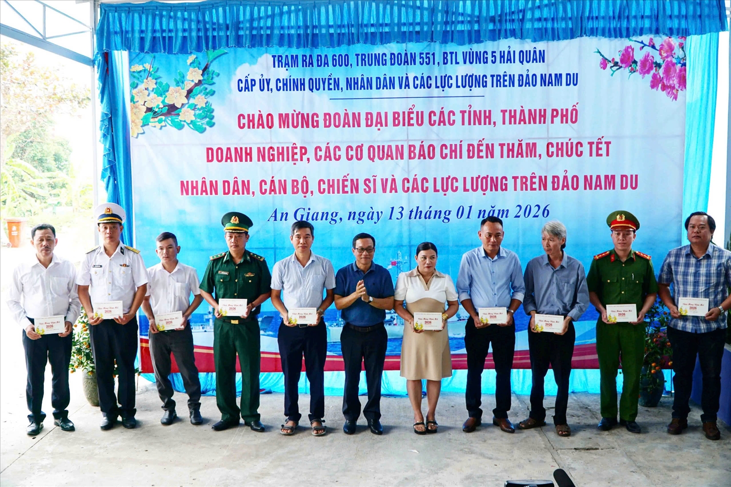 Ông Lý Rôtha, Phó chủ tịch HĐND TP. Cần Thơ trao quà đến các lực lượng vũ trang và Nhân dân trên đảo Nam Du 