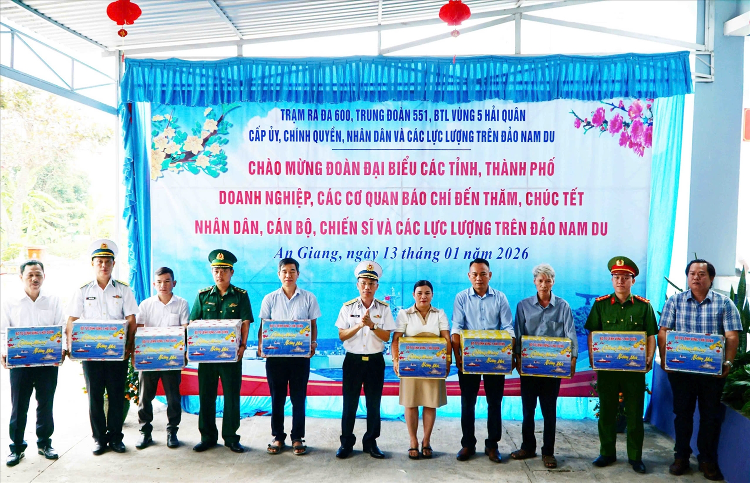 Chuẩn đô đốc Ngô Văn Thành, Chính ủy Bộ Tư lệnh Vùng 5 Hải quân, Trưởng đoàn công tác trao qùa đến đại diện các đơn vị và lực lượng vũ trang đóng trên địa bàn đảo Nam Du 
