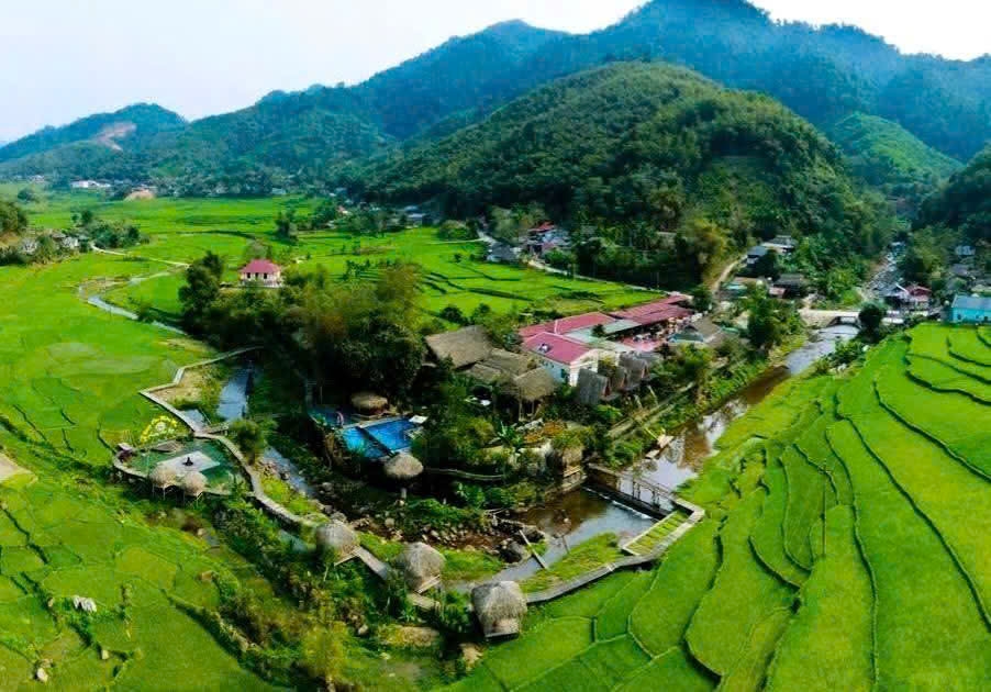Toàn cảnh Homestay Suối Đang nhìn từ trên cao