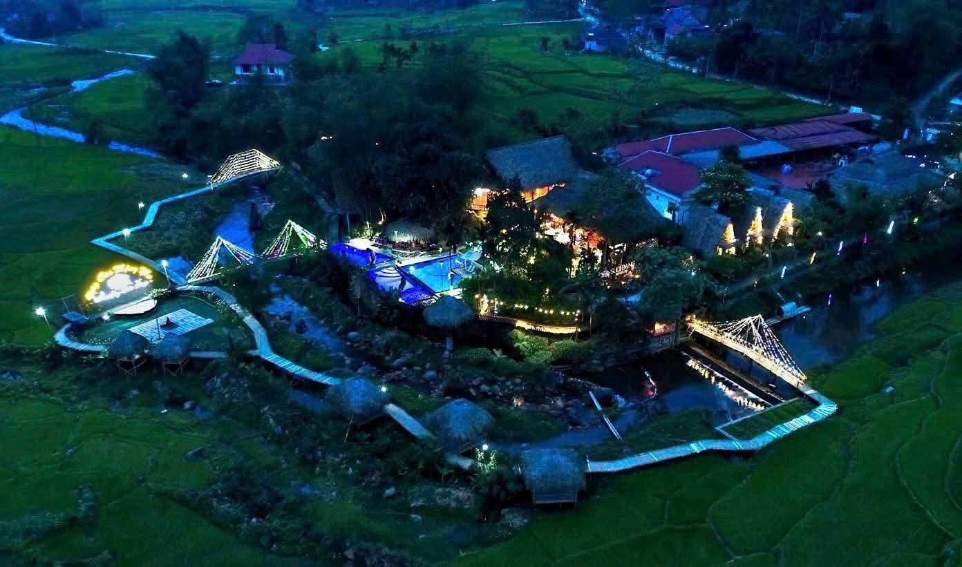  Homestay Suối Đang về đêm.