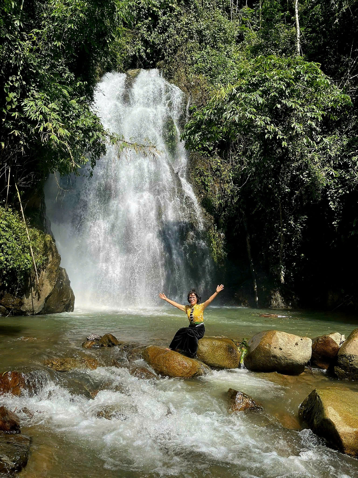 Vẻ hùng vĩ, nguyên sơ của thác Rồng, cách Homestay Suối Đang hơn 1km