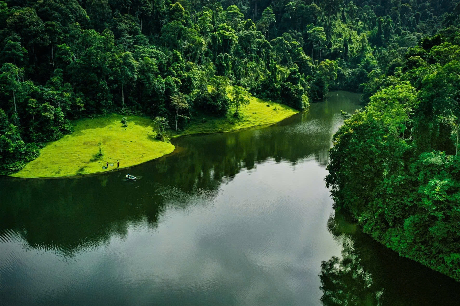 Khung cảnh bình yên, trong lành của hồ đập Lâm Danh nơi du khách sẽ được chiêm ngưỡng vẻ đẹp của thiên nhiên