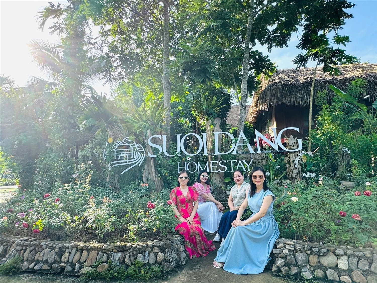 Du khách trải nghiệm tại Homestay Suối Đang.