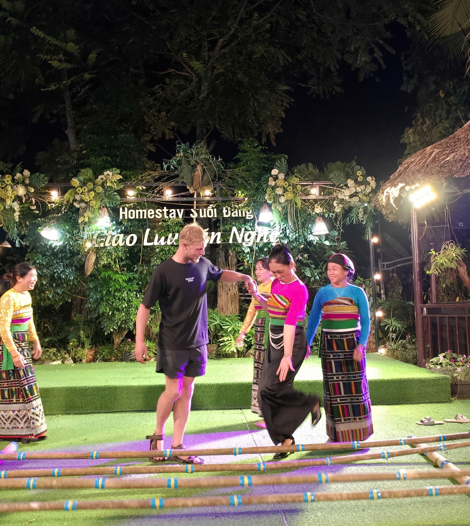 Du khách tham gia nhảy sạp cùng đồng bào Thái tại địa phương.