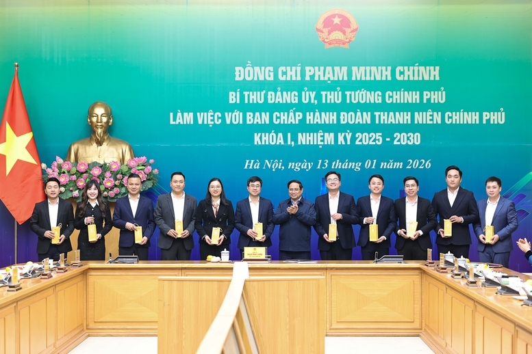 Thủ tướng tặng quà đại diện Đoàn Thanh niên Chính phủ - Ảnh: VGP/Nhật Bắc