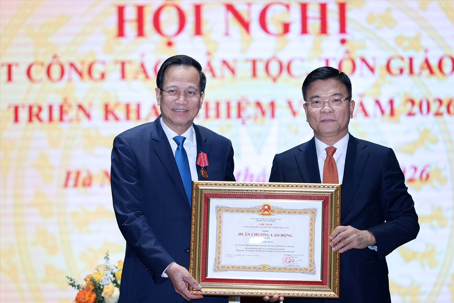 Phó Thủ tướng Lê Thành Long trao Huân chương Lao động hạng Ba của Chủ tịch nước cho Bộ trưởng Đào Ngọc Dung về thành tích xuất sắc trong phong trào thi đua chung tay xóa nhà tạm, nhà dột nát năm 2025