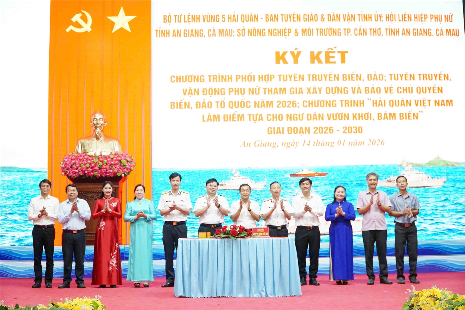 Bộ Tư lệnh Vùng 5 Hải quân cùng các đơn vị trực thuộc TP. Cần Thơ, tỉnh An Giang, Cà Mau kí kết chương trình phối hợp tuyên truyền biển, đảo
