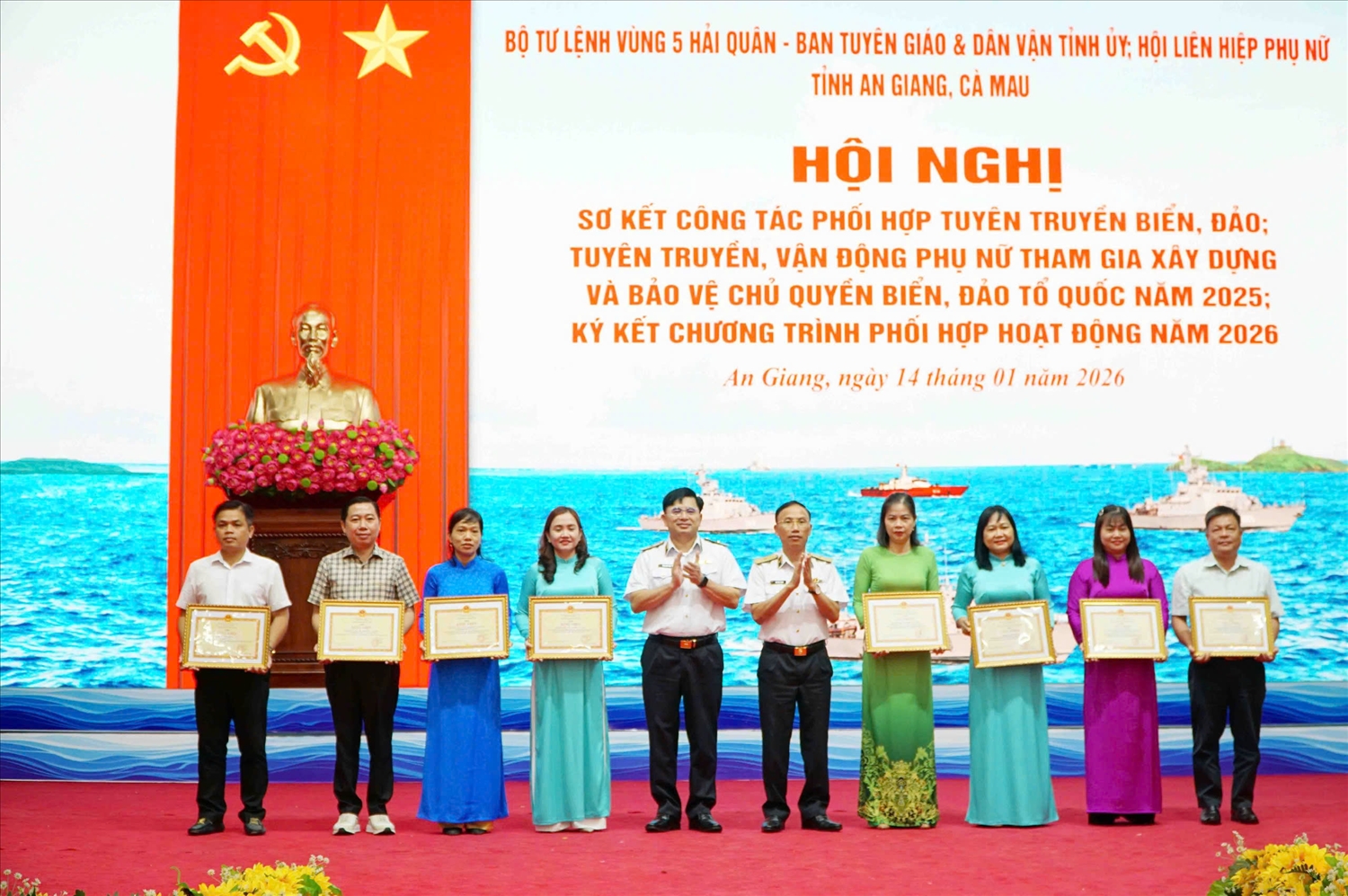 Bộ Tư lệnh Vùng 5 Hải quân khen thưởng các đơn vị, cá nhân tại các địa phương. 