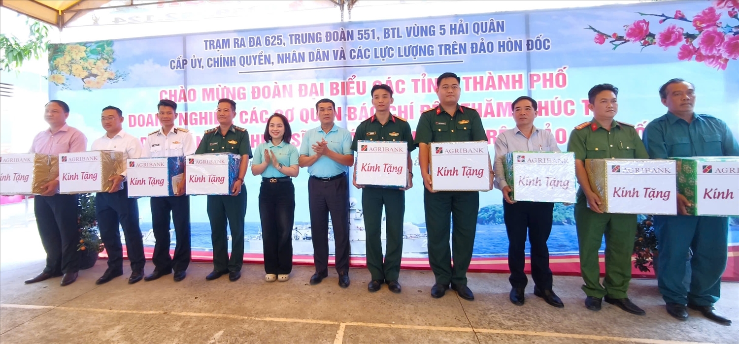 Đại diện lãnh đạo Ngân hàng Nông nghiệp và Phát triển Nông thôn Việt Nam trao quà tại đảo Hòn Đất 