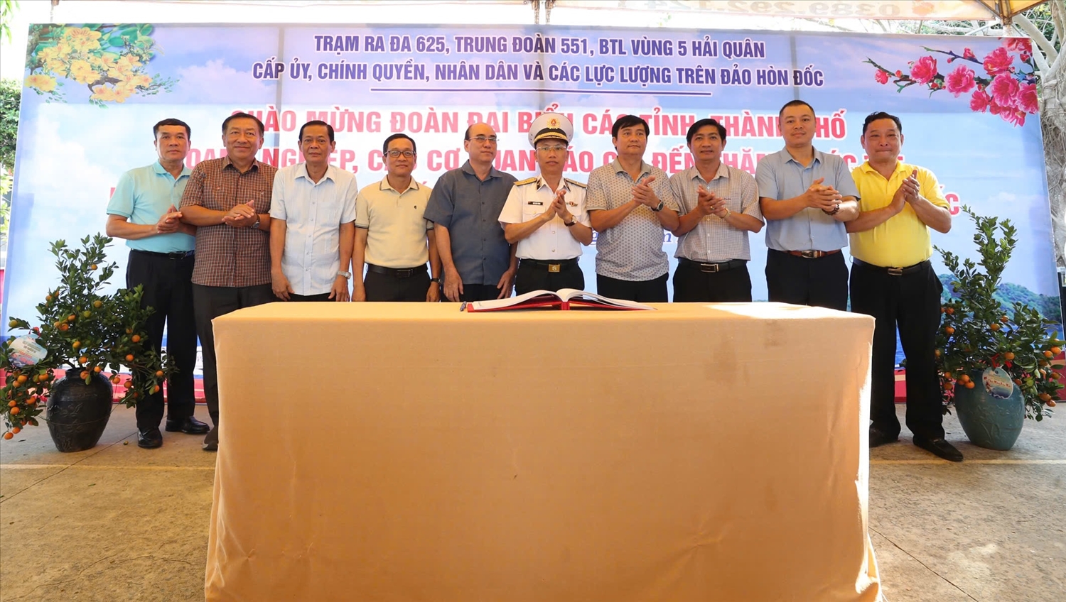 Đại diện lãnh đạo các tỉnh, thành và Trưởng đoàn công tác chụp ảnh lưu niệm tại đảo Hòn Đốc - điểm cuối cùng của chuyến công tác 