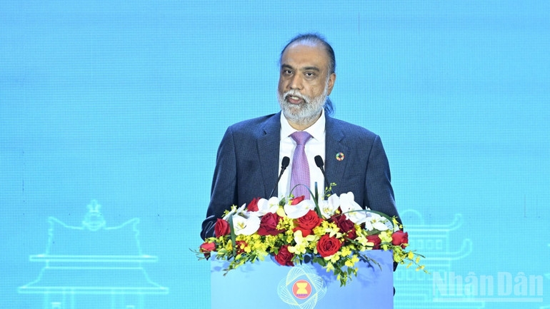 Phó Tổng thư ký Liên hợp quốc kiêm Đặc phái viên của Tổng thư ký Liên hợp quốc về công nghệ Amandeep Singh Gill phát biểu ý kiến tại hội nghị. (Ảnh: Trần Hải)