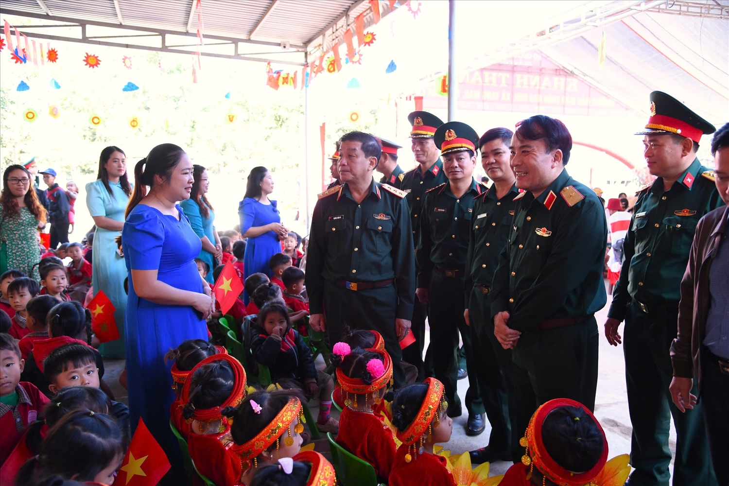  Thượng tướng Trương Thiên Tô động viên giáo viên và học sinh tại điểm trường ở Yang Mao. (Ảnh Giang Trung)