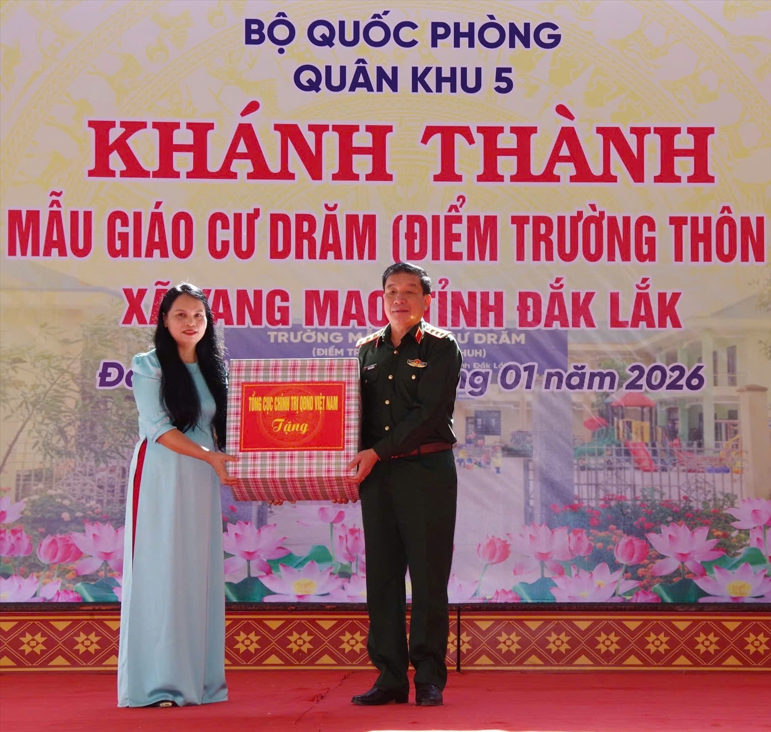 Thượng tướng Trương Thiên Tô tặng quà cho tập thể Trường Mầm non Cư Đrăm. (Ảnh Giang Trung) 