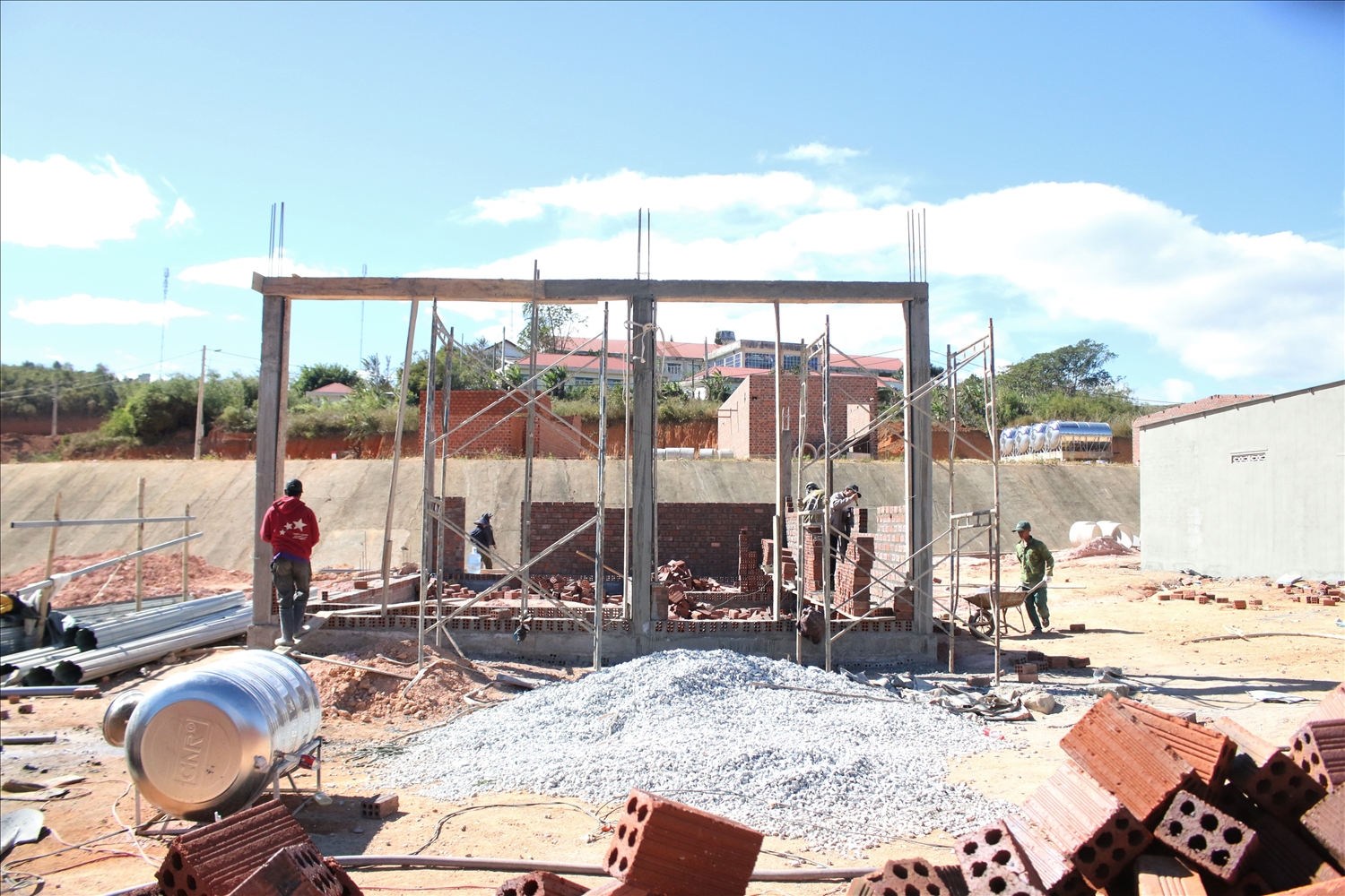 Căn nhà của anh A Trọng đang xây dựng tại dự án bố trí ổn định dân cư tập trung thôn Mô Pả, xã Tu Mơ Rông. (Ảnh: Ngọc Chí)