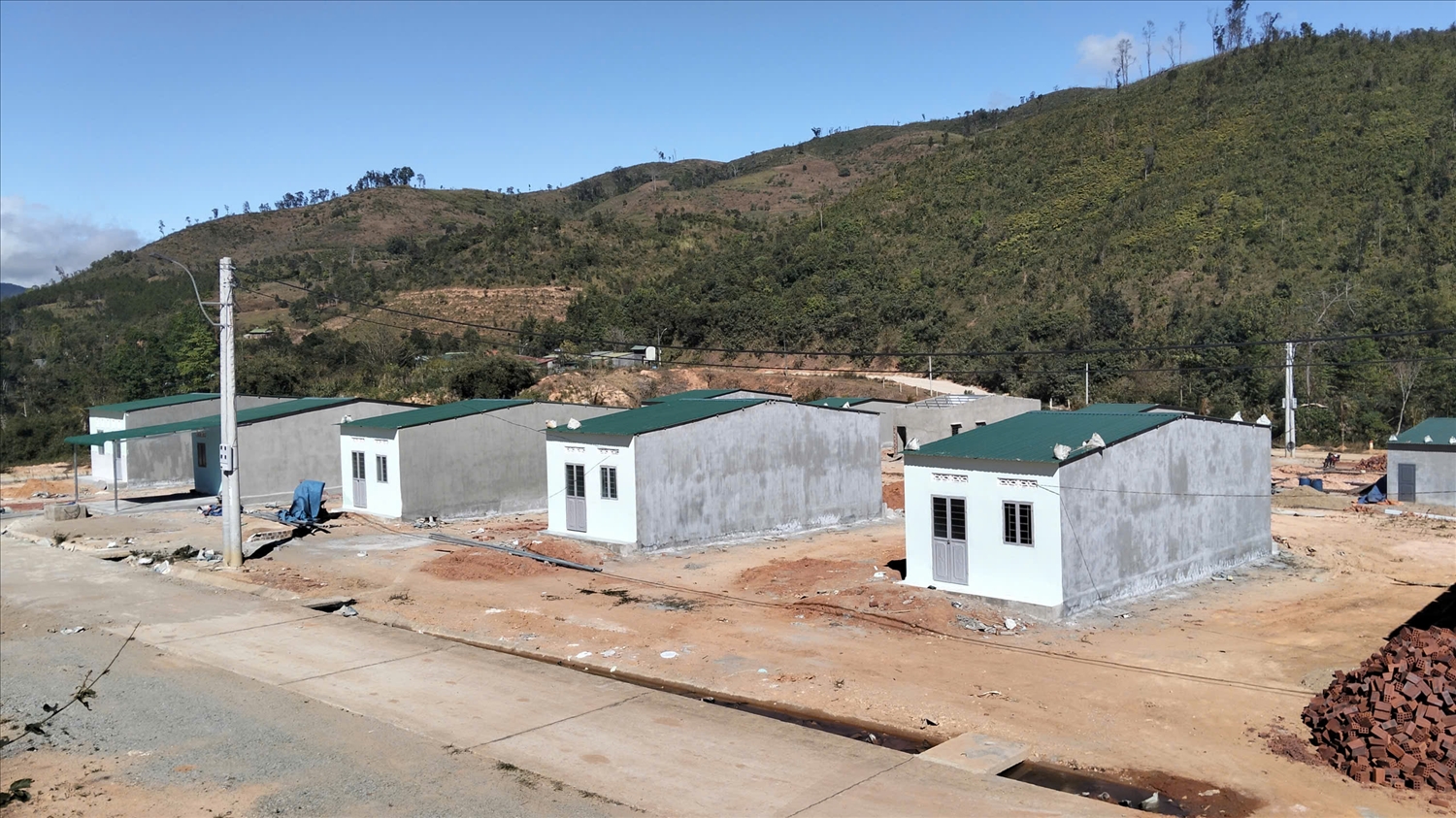 Những căn nhà mới đang dần hiện hữu tại dự án bố trí ổn định dân cư tập trung thôn Mô Pả, xã Tu Mơ Rông. (Ảnh: Ngọc Chí)