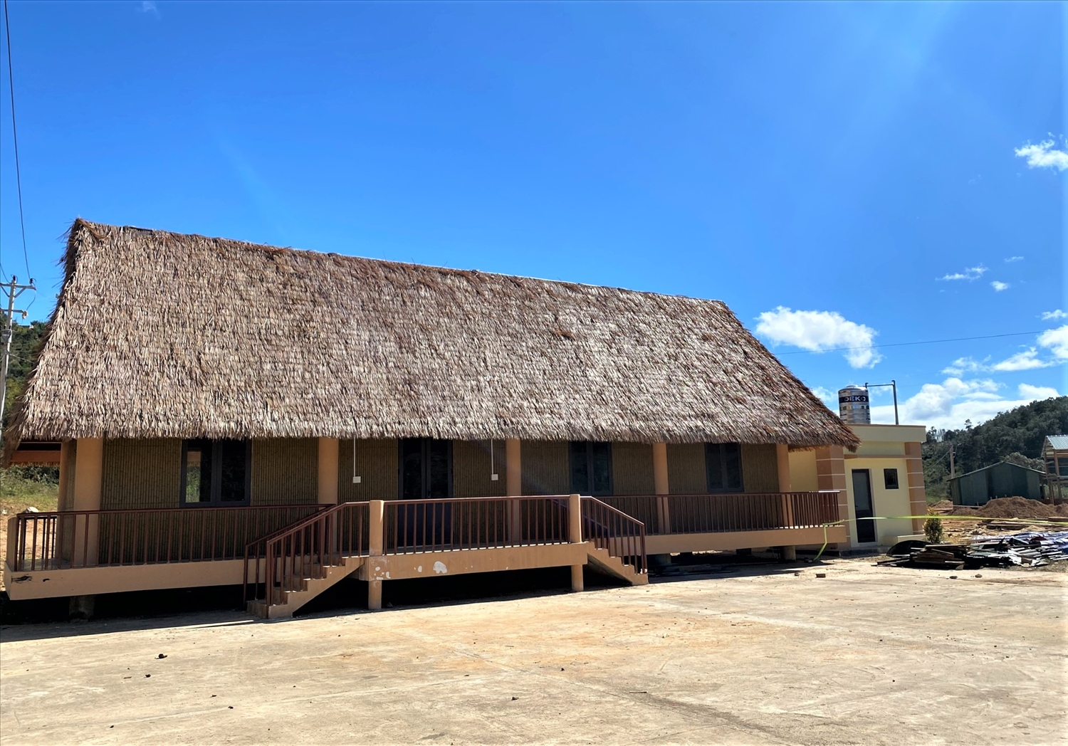 Từ nguồn tiền đóng góp của các nhà hảo tâm, xã Tu Mơ Rông đã xây dựng 1 căn nhà dài theo đúng truyền thống của người Xơ Đăng tại khuôn viên dự án bố trí ổn định dân cư tập trung thôn Mô Pả. (Ảnh: Ngọc Chí)