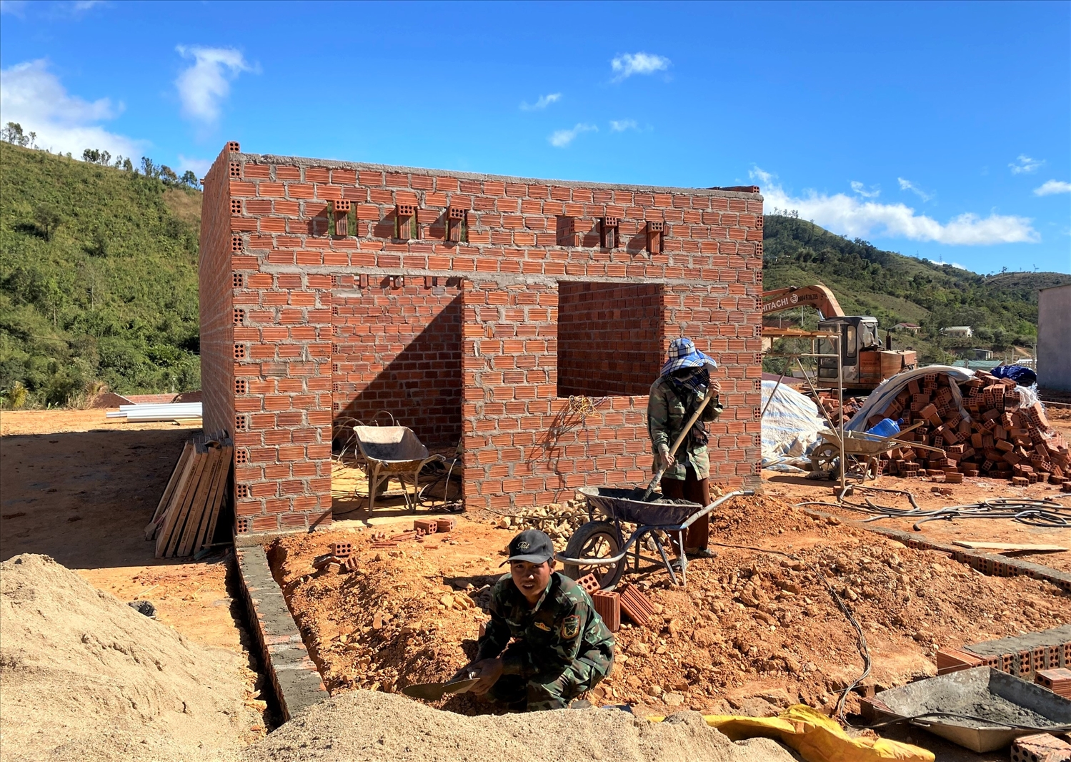 Vợ chồng anh A Tuấn và chị Y Thắm, thôn Mô Pả, xã Tu Mơ Rông phấn đấu sớm hoàn thành căn nhà để kịp đón Tết Nguyên đán Bính Ngọ. (Ảnh: Ngọc Chí)