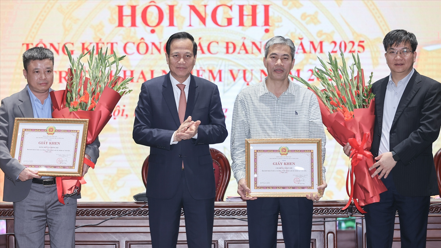 Bí thư Đảng ủy - Bộ trưởng Bộ Dân tộc và Tôn giáo Đào Ngọc Dung trao Giấy khen cho 2 tổ chức đảng hoàn thành xuất sắc nhiệm vụ năm 2025