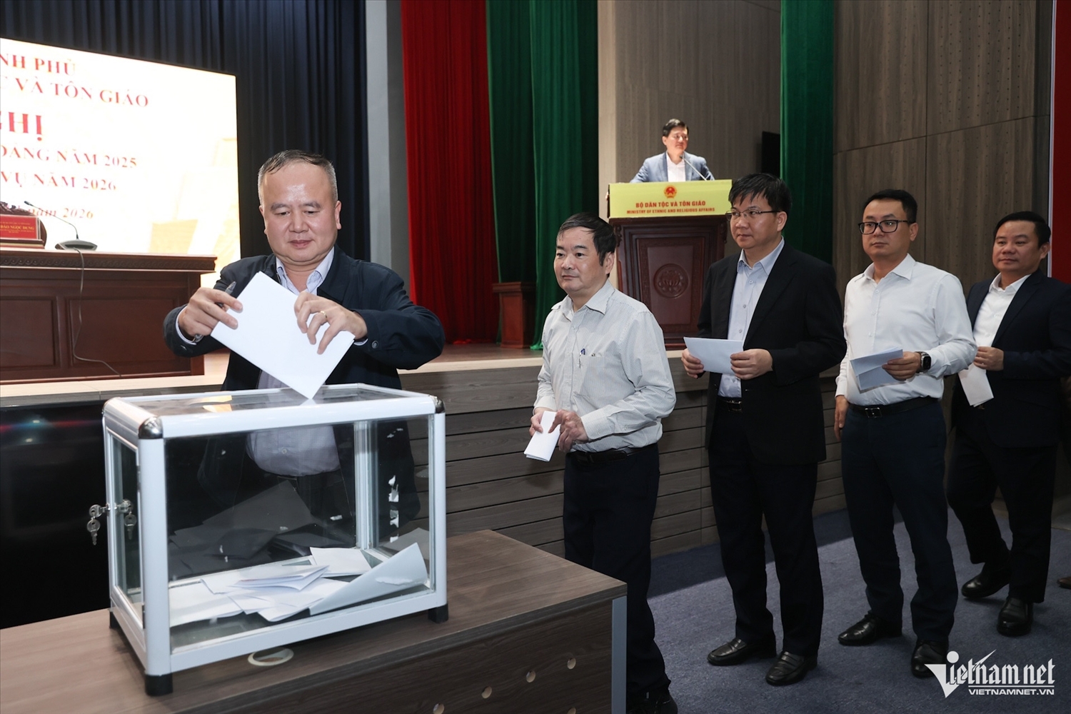 Các đại biểu bỏ phiếu giới thiệu ông Hoàng Văn Tuyên ứng cử đại biểu Quốc hội khóa 16. Ảnh: Lê Anh Dũng