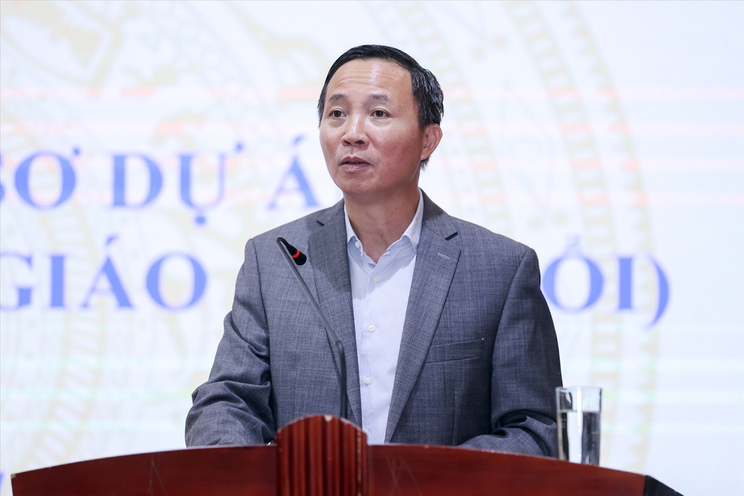 Trưởng ban Tôn giáo Chính phủ Vũ Hoài Bắc trình bày dự thảo sửa đổi một số điều của Luật tín ngưỡng, tôn giáo