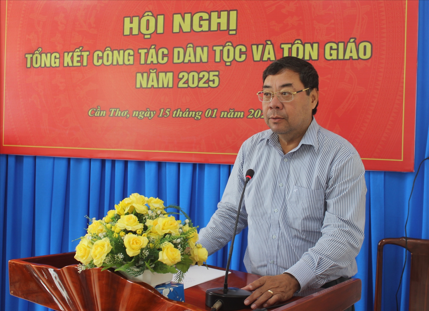 Ông Tào Việt Thắng, Phó Vụ trưởng Vụ Tuyên truyền công tác dân tộc, tôn giáo (Bộ Dân tộc và Tôn giáo) phát biểu tại hội nghị