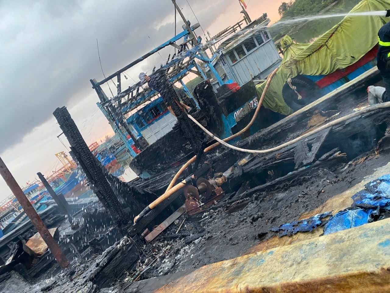 Khu vực 4 tàu cá của ngư dân Quảng Ngãi bị cháy trong đêm. (Ảnh Đại Chí)