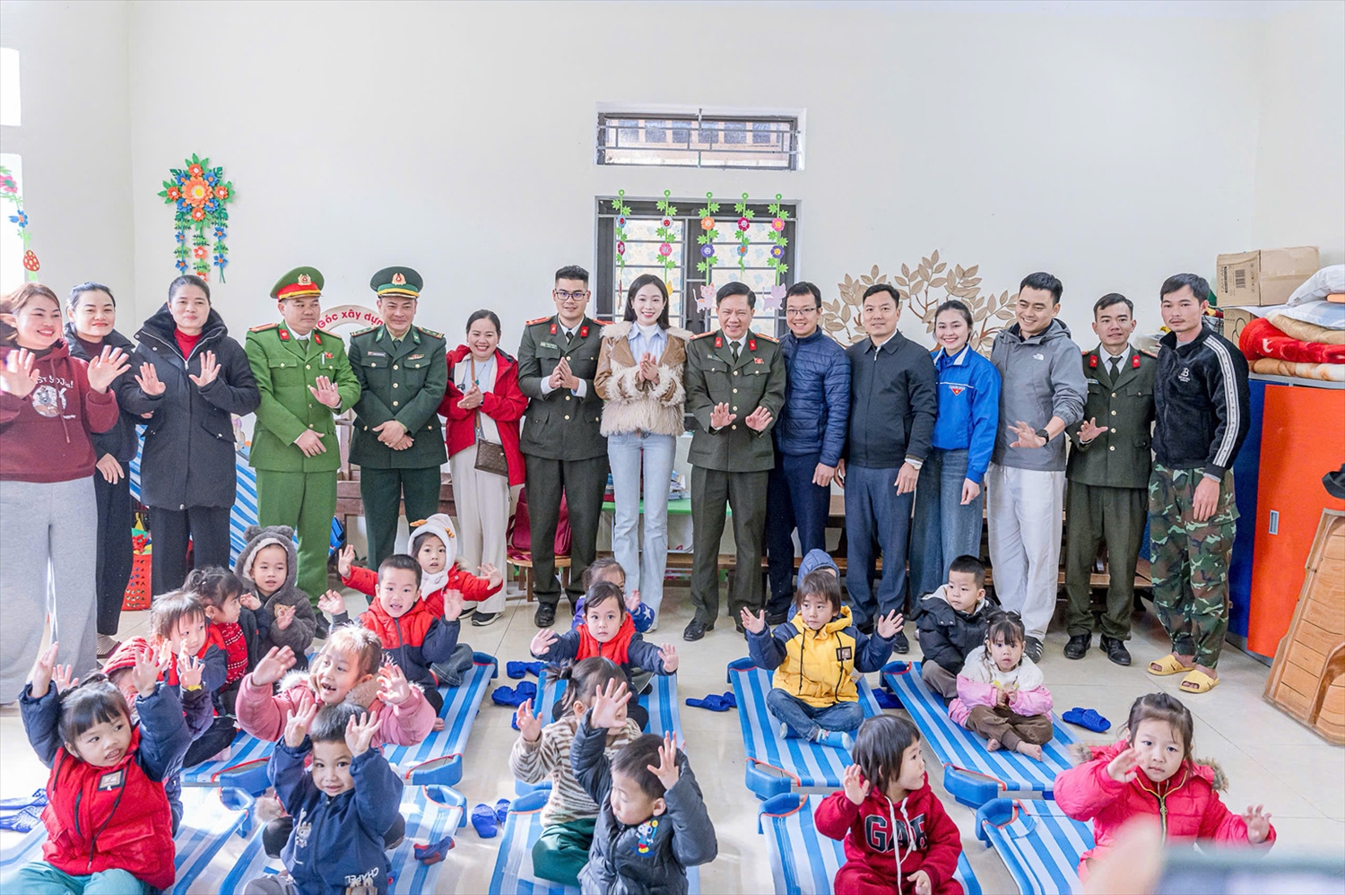 Á hậu Thanh Trúc trong hoạt động thiện nguyện tại vùng biên xứ Thanh Ảnh: NVCC