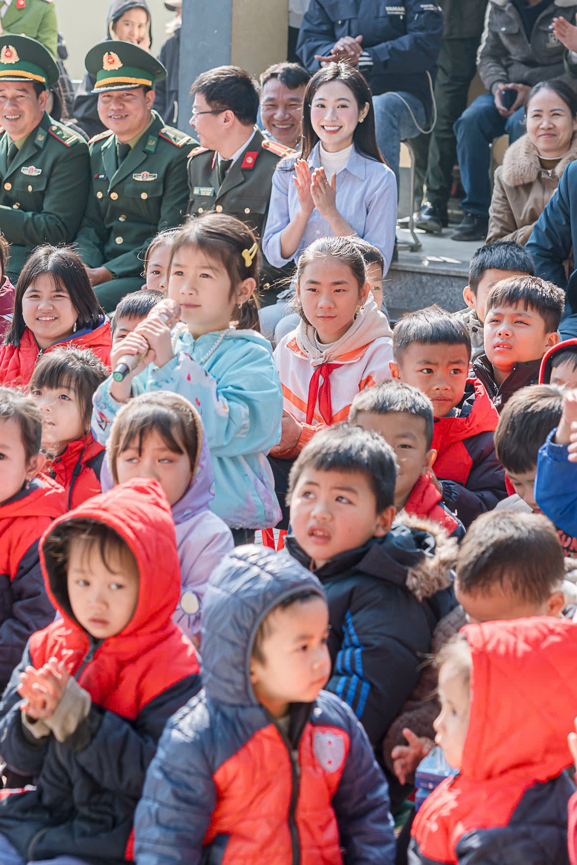 Á hậu Thanh Trúc trong hoạt động thiện nguyện tại vùng biên xứ Thanh Ảnh: NVCC