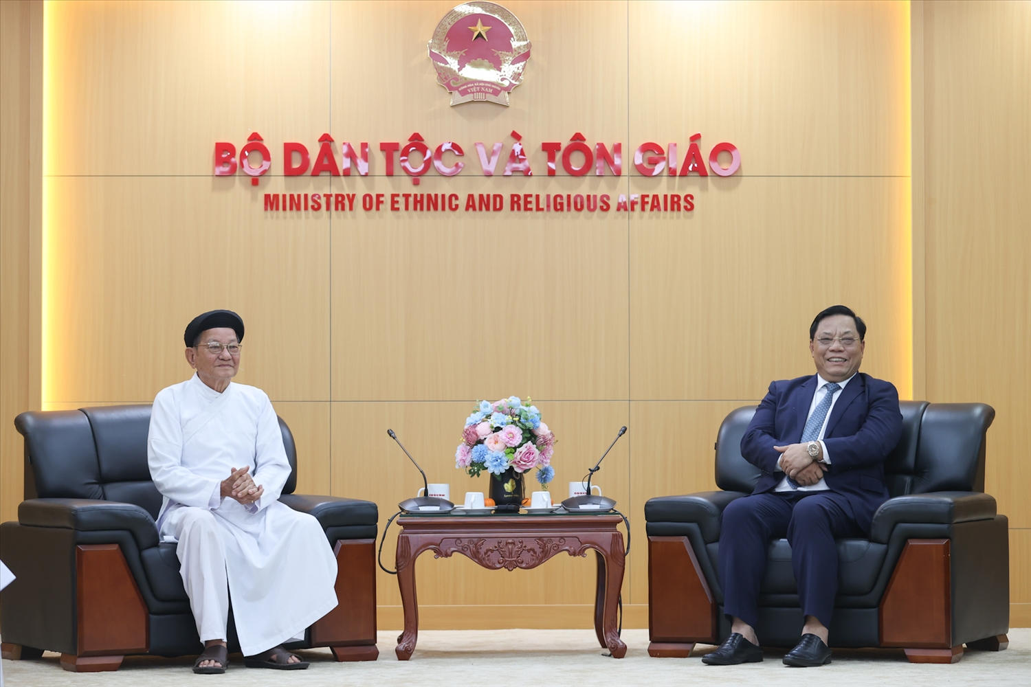 Thứ trưởng Bộ Dân tộc và Tôn giáo Nguyễn Hải Trung tiếp đón đoàn chức sắc các Hội thánh Cao Đài do Đầu sư Trần Đức Tăng, Trưởng ban Thường trực Hội thánh Cao Đài Minh Chơn đạo làm trưởng đoàn (Ảnh: Lê Anh Dũng)