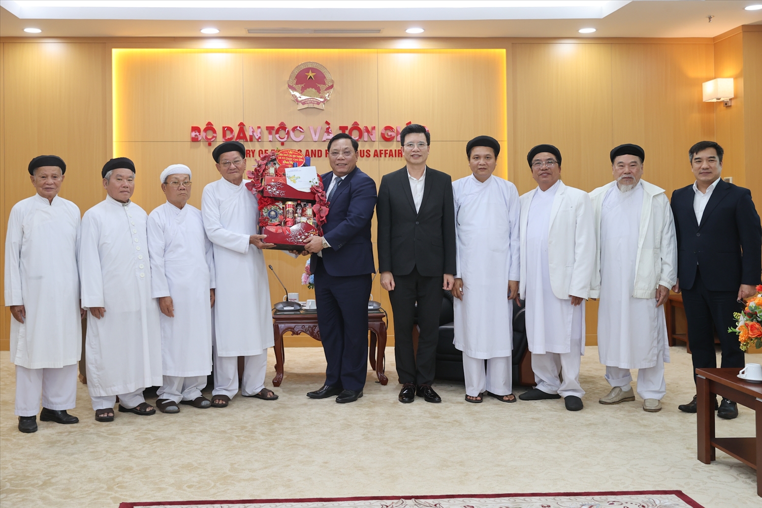 Đoàn chức sắc lãnh đạo Hội thánh Cao Đài gửi lời chúc mừng năm mới tới Bộ Dân tộc và Tôn giáo (Ảnh: Lê Anh Dũng)