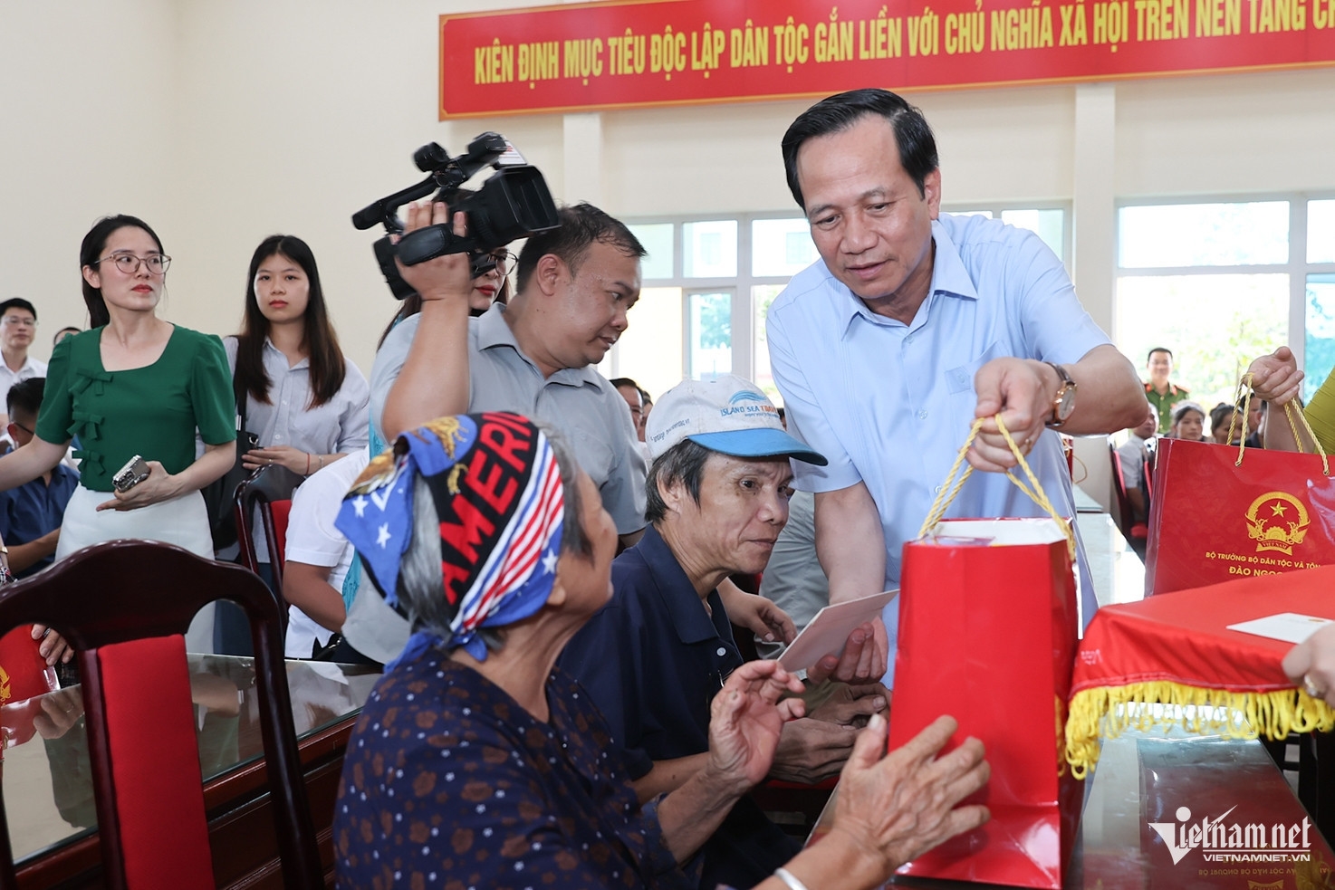 Bộ trưởng Bộ Dân tộc và Tôn giáo Đào Ngọc Dung tặng quà cho hộ nghèo người dân tộc thiểu số xã Đồng Hỷ, tỉnh Thái Nguyên ngày 5/9/2025. Ảnh: Lê Anh Dũng