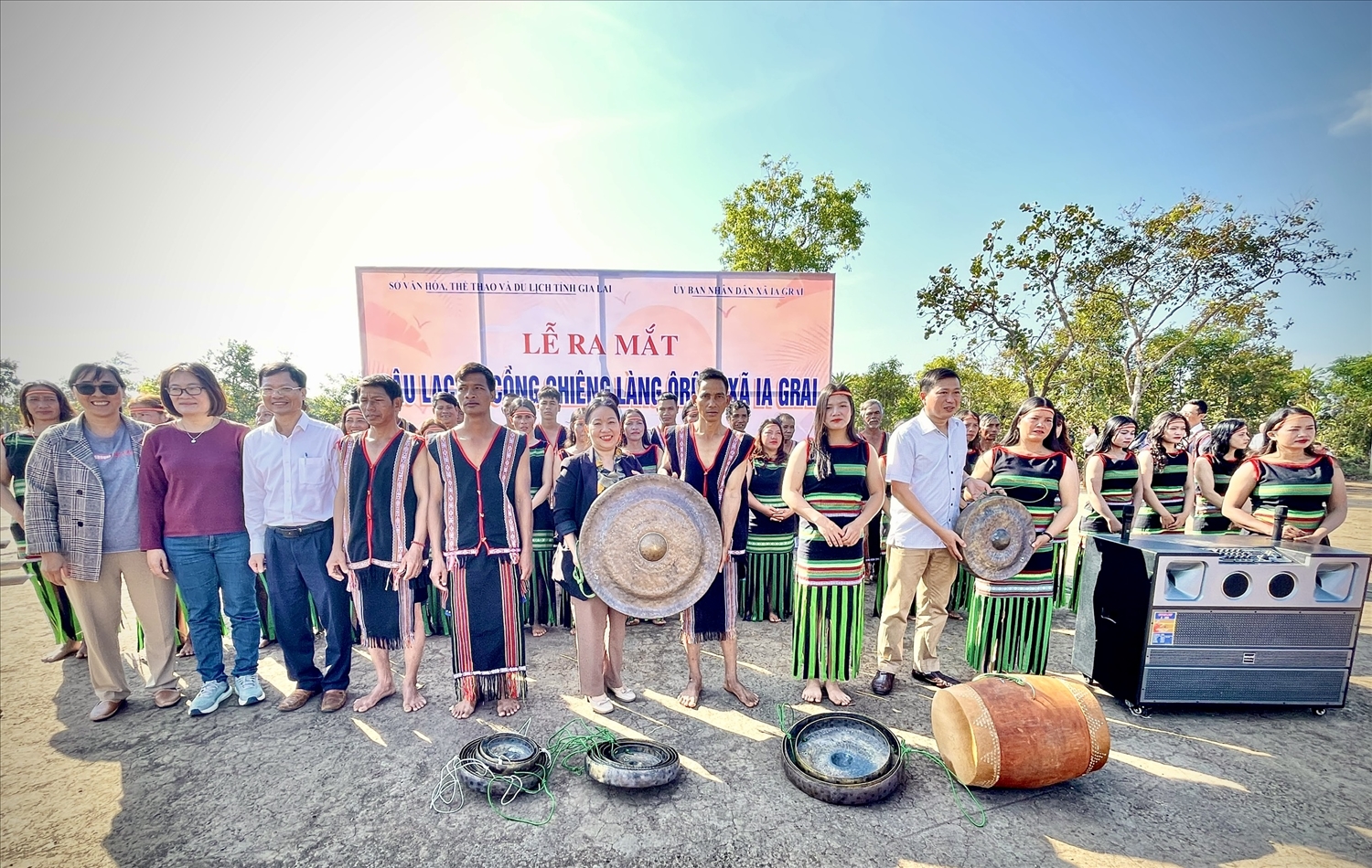 Sở Văn hóa, Thể thao và Du lịch tặng CLB 1 bộ cồng chiêng Gia Rai, 1 đàn t'rưng, 1 bộ âm thanh lưu động tại lễ ra mắt
